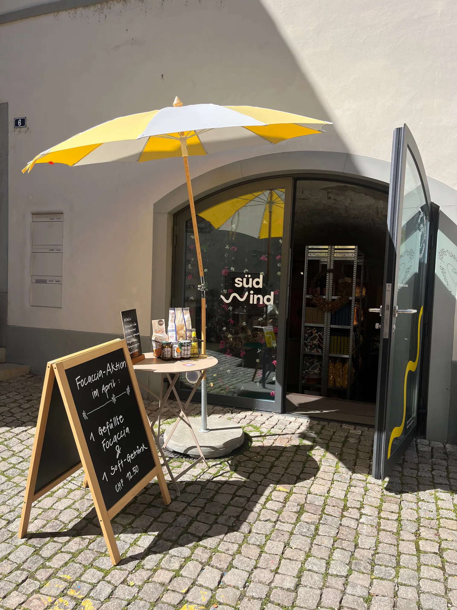 Der Eingang von Südwind in Rapperswil-Jona. Interviewpartner von Daniel Dietrich von Inklusis, um Inklusion in der Schweiz zu fördern.