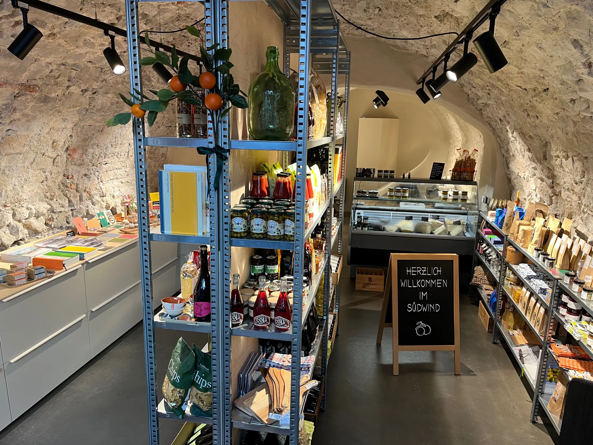Volle Regale im Shop von Südwind in Rapperswil-Jona.